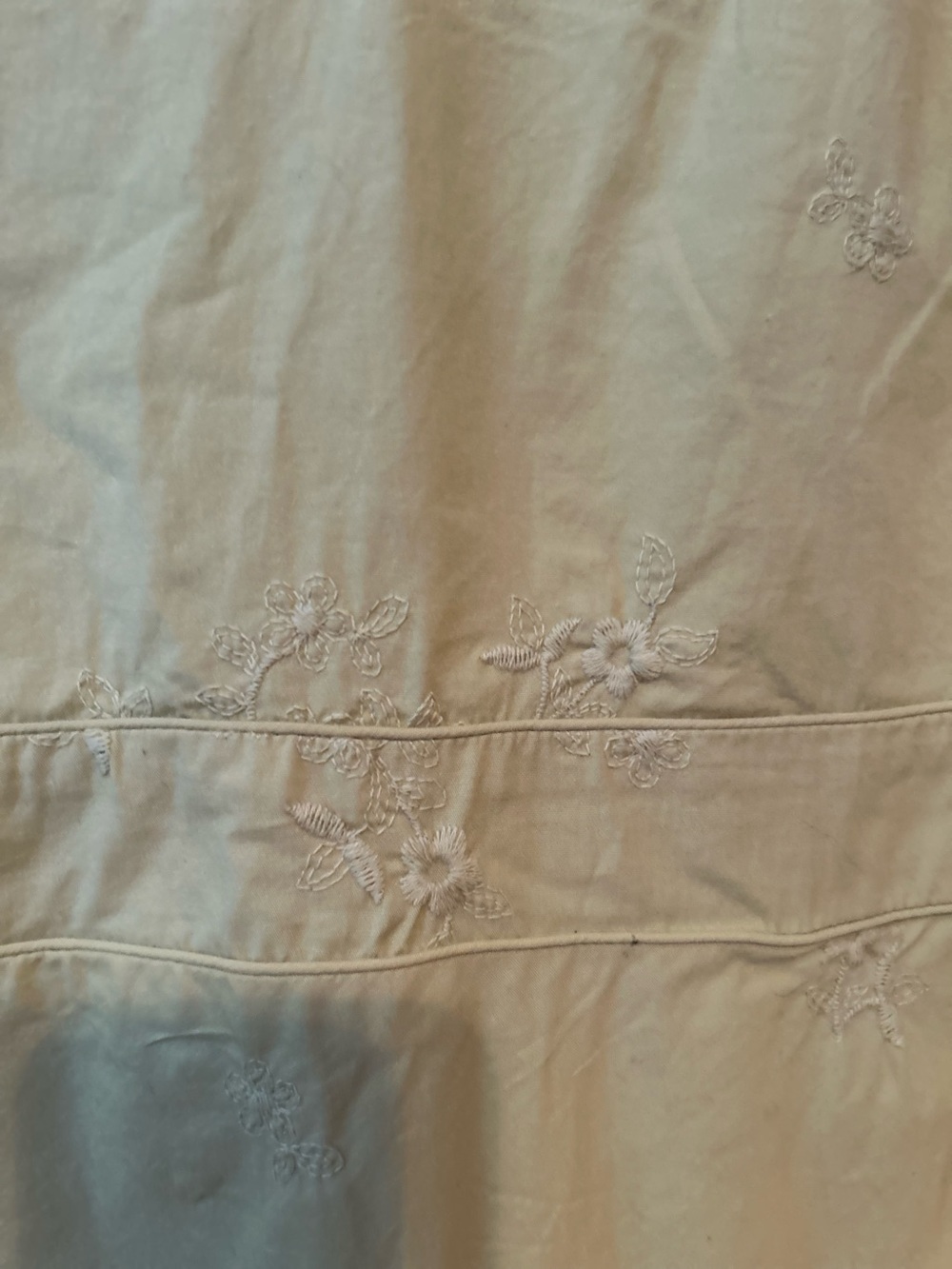 ✌️4/$20✌️ Embroidered sundress - Picture 5 of 14